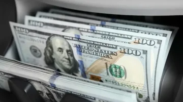 تحركات مفاجئة بجميع البنوك.. سعر الدولار أمام الجنيه في تعاملات منتصف الأسبوع